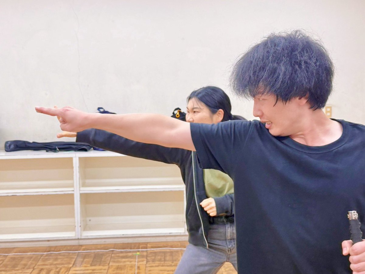 lion_aoki524's tweet photo. 明日から10月ですね✨ #そのやく の本番に向けて、稽古もさらに熱を帯びています！💪
こちらのある緊迫のシーン、ぜひ劇場で目撃してください！
10/9日(金)〜11日(日) 阿佐ヶ谷シアターシャインにて、
ご来場お待ちしております！

🎫劇場チケットはこちら↓
https://t.co/CY6zE7kq08 https://t.co/O8gfmxrOhF