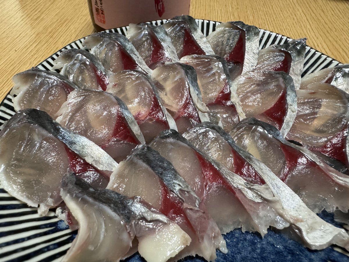 tada2547's tweet photo. 殺伐としたタイムラインに究極鮮度のシメサバがっ！！！！！ https://t.co/Czt3c5laf3