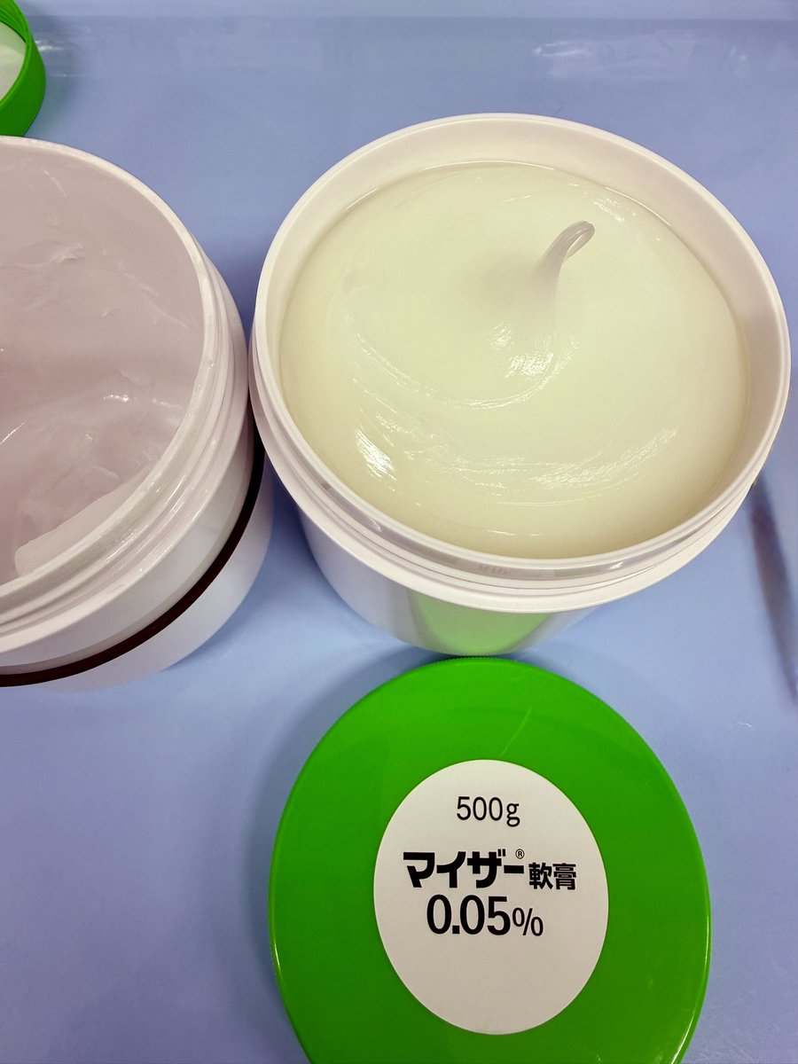 penginyakyoku's tweet photo. マイザー軟膏のバラ

隙間が少なすぎて、移し替えが困難🥹

本当に使い切って、なんなら新しいのを少し使ってから移し替えないと入らない

ピッタリ設計を褒めるべきなのか、移し替えを考慮してもう少し隙間を作るべきだったと責めるべきなのか...🤔 https://t.co/YvF53obaBT