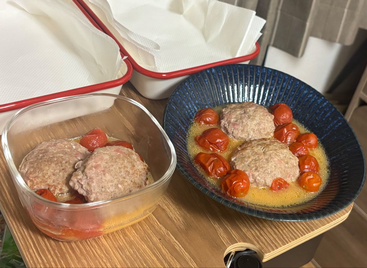 tsu__pu's tweet photo. いよいよ明日から出勤です、怖い😭
退勤時間が読めないので、出勤の日の夕ご飯は前日に作ると決めた！

明日は酒蒸しハンバーグ🍅✨ https://t.co/npDjgNKFje