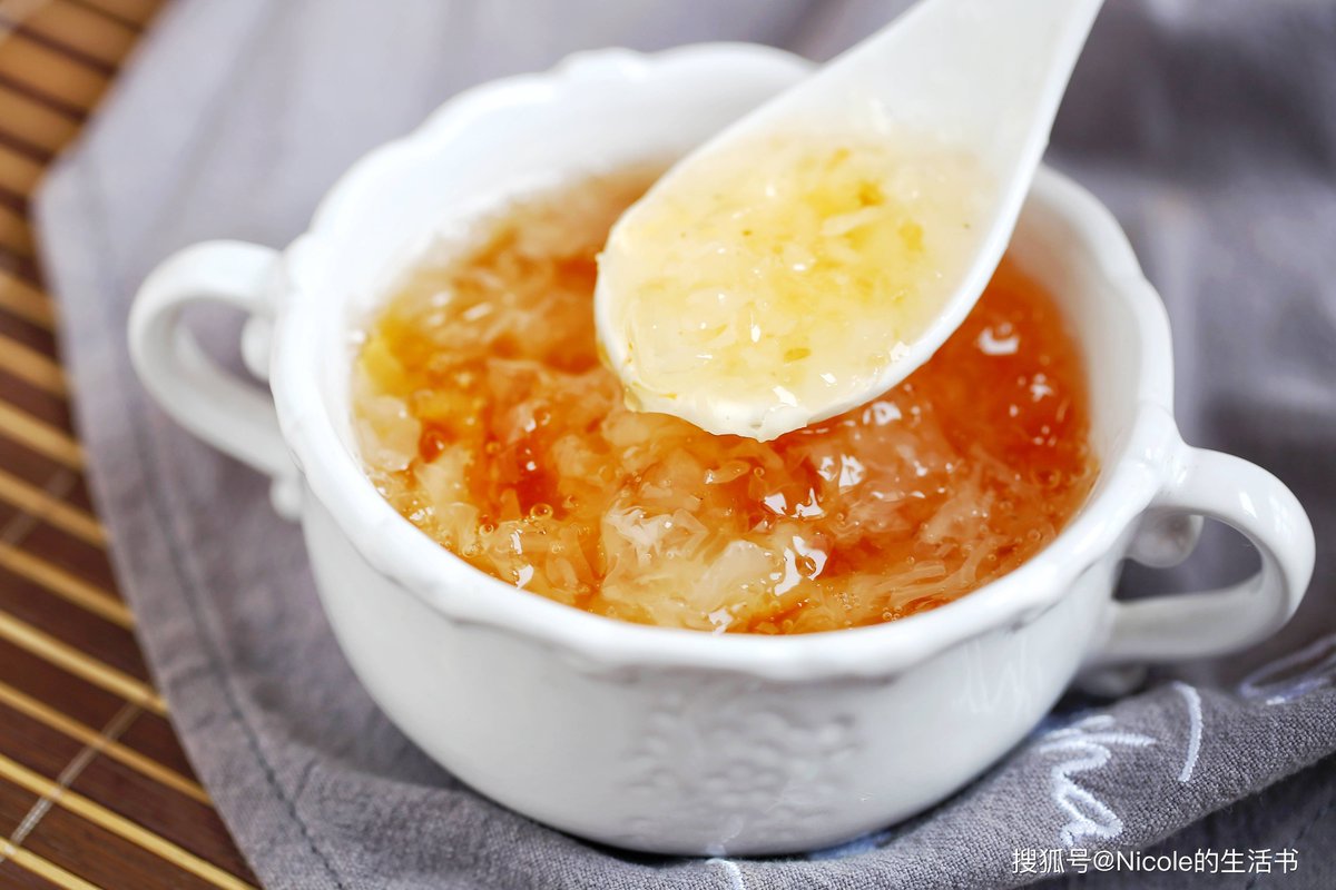 tyb6fAx3TeozBpc's tweet photo. Just got the new GaiBaiXue Zun (a classic Chinese soup with pork bone, white fungus and rock sugar!) – the warm, slightly sweet and silky texture is chef’s kiss, totally worth every bite! https://t.co/dhYGM66q4o