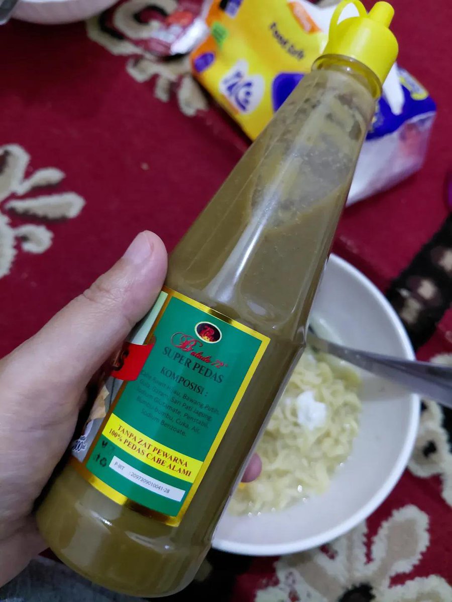 FitriaFitr4281's tweet photo. MAKASIH banget buat yg udah viralin sambel ini😭
Sekarang makan mie rebus Gak usah cari cabe uleg lagi tinggal tuang aja praktis.. https://t.co/5CXvlyL9ZT