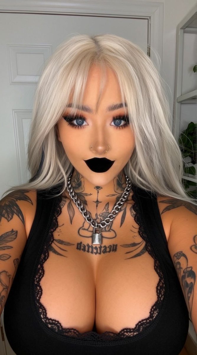 Emilia_vampp's tweet photo. Just a little hello from me and the girls 🖤 https://t.co/lZixDuk4jm