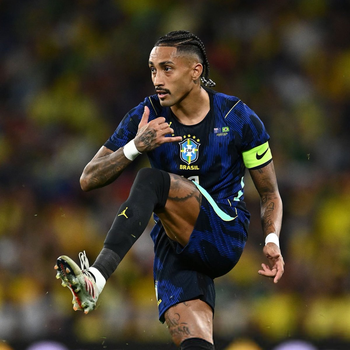 TouchlineX's tweet photo. 🚨 𝗕𝗥𝗘𝗔𝗞𝗜𝗡𝗚: Raphinha is OUT from Brazil's remaining match in this international break.

The testing that he underwent didn't reveal a muscle injury, but it did reveal a little amount of inflammation on his thigh. https://t.co/XG3nFQYMW7
