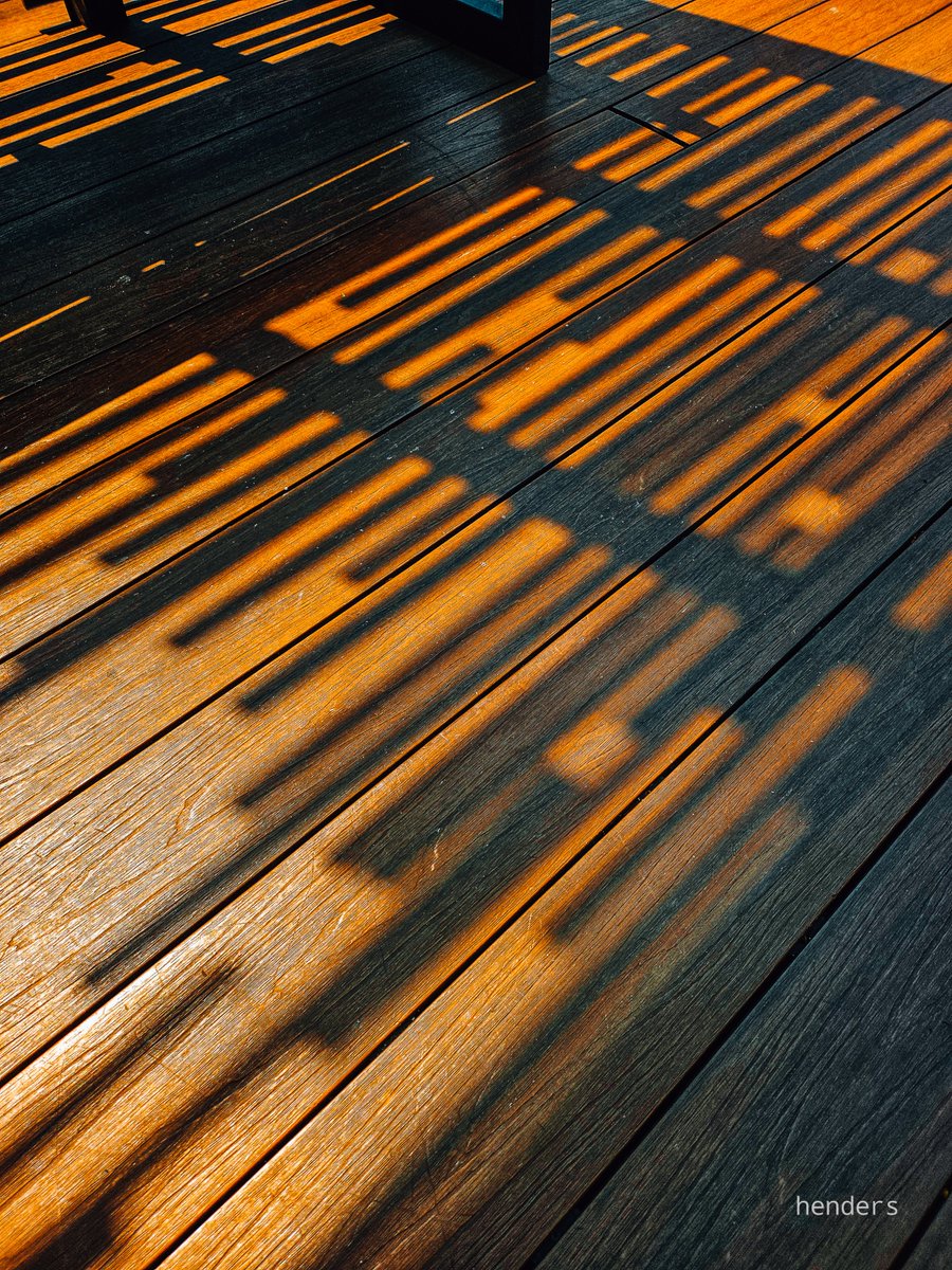 henderwanders's tweet photo. Sometimes the most striking art is completely temporary—just light, shadow, and perfect timing right beneath our feet 💛 Taking a moment to pause and appreciate the quiet magic of everyday moments today. ☀️🕰️🍂

#withGalaxy 
@Snapdragon_ID 
#ShotOnSnapdragon https://t.co/KTtWAHICSI