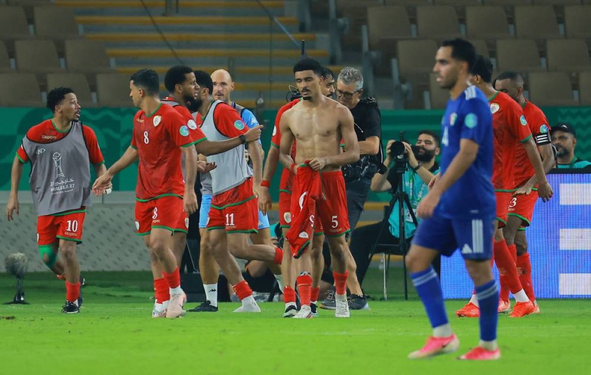 mohammedawaad's tweet photo. الجميع ركز على تأثير احتفال لاعب عُمان مصعب الشقصي الذي أدى لبطاقة صفراء .. وهذه البطاقة الصفراء حرمت بلاده من التأهل المباشر بفارق اللعب النظيف، بعد التعادل مع العراق بكل شيء آخر.

لكن ربما يكون هذا الهدف ، وهذه الحادثة أفضل شي حدث للبطولة تسويقياً وترويجياً ..

وجدت الحكاية في مصادر إسبانية وإنجليزية وبرتغالية، وحسابات التواصل الاجتماعي العربية التي لم تكن تهتم بالبطولة .. اهتمت فجأة ..

في النهاية، منتخبه تأهل بالقرعة ولم يخسر شيئاً رغم التوتر ، لكن أعتقد أن البطولة نالت دفعة إعلامية كبيرة بسببه.