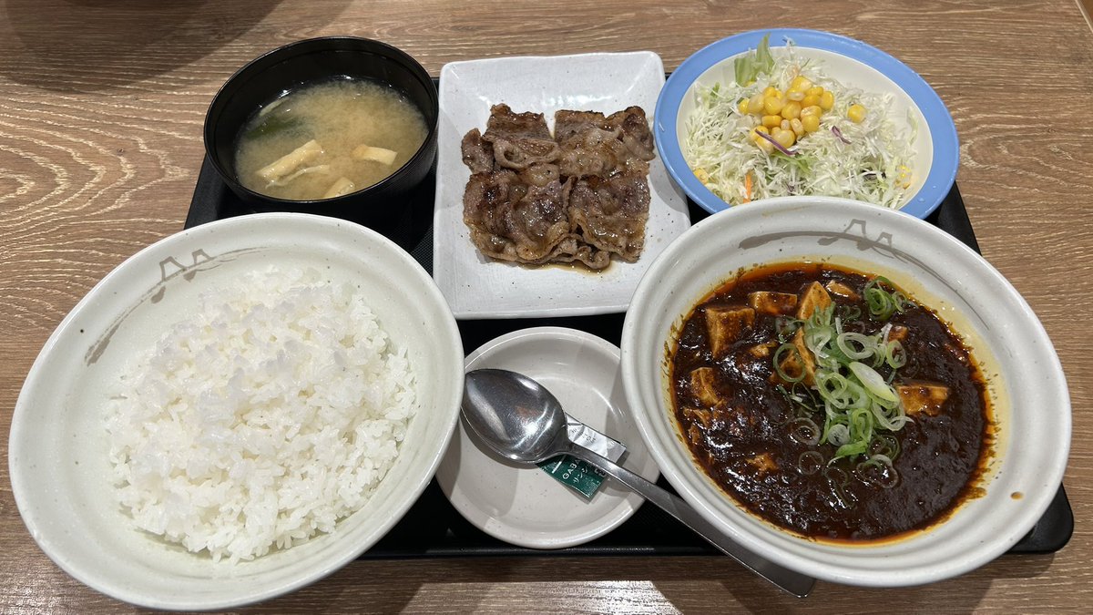 Momo_backup's tweet photo. 松屋 黒麻婆豆腐定食
カルビ焼きのクーポンが今日までなので、行ってきました。麻婆豆腐はコクがすごくて辛さ控えめだから、おかずとして丁度良い。辛いもの好きには物足りないでしょうけど #松屋 https://t.co/3Y2ae84ckp