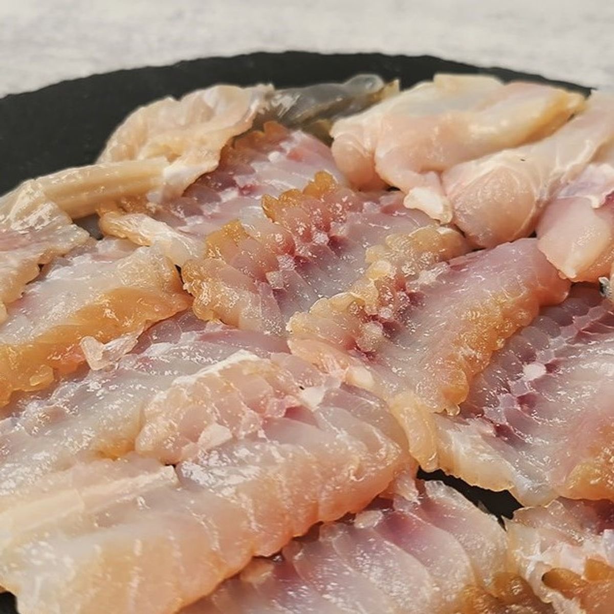 zipbaab's tweet photo. 전 웬만한 음식은 다 잘 먹는 편인데 삭힌 홍어는 도저히 입맛에 안 맞아서 예전에 포기했었는데요

좋아하시는 분들은 코가 뚫리는 톡 쏘는 맛과 알싸함에 중독된다고 하던데 저는 암모니아 냄새가 적응이 안 되더라구요;

어제 자주 보는 먹방 유튜버가 홍어를 너무 맛있게 먹길래 다시 한번 도전해 볼까 하는 생각이 슬며시 드는🤭