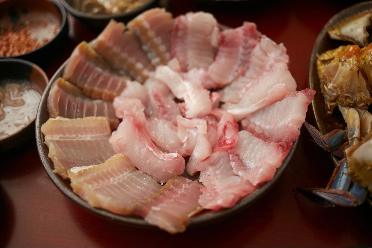 zipbaab's tweet photo. 전 웬만한 음식은 다 잘 먹는 편인데 삭힌 홍어는 도저히 입맛에 안 맞아서 예전에 포기했었는데요

좋아하시는 분들은 코가 뚫리는 톡 쏘는 맛과 알싸함에 중독된다고 하던데 저는 암모니아 냄새가 적응이 안 되더라구요;

어제 자주 보는 먹방 유튜버가 홍어를 너무 맛있게 먹길래 다시 한번 도전해 볼까 하는 생각이 슬며시 드는🤭