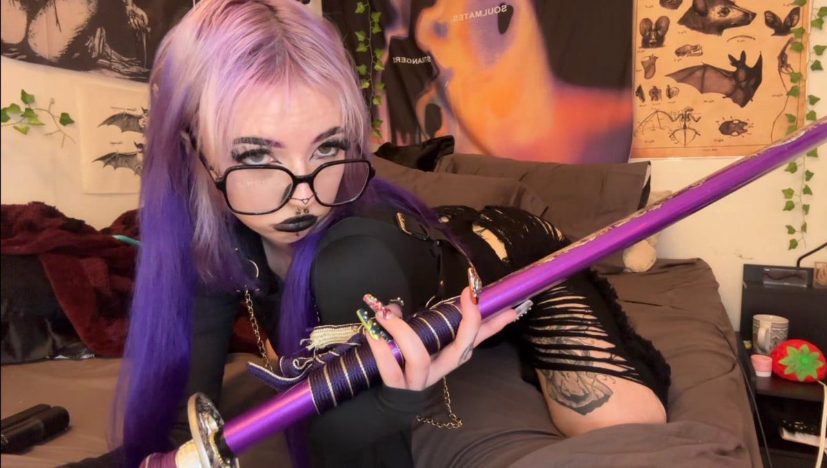 DaisyMoreyy_'s tweet photo. who wanna fight their sword with mine https://t.co/ae1DxKuWaI