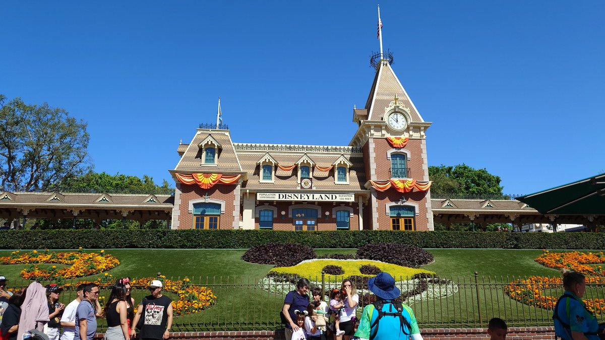 Ryota35323's tweet photo. やっとこれた、ディズニーランド！ https://t.co/E0hkryxDqY