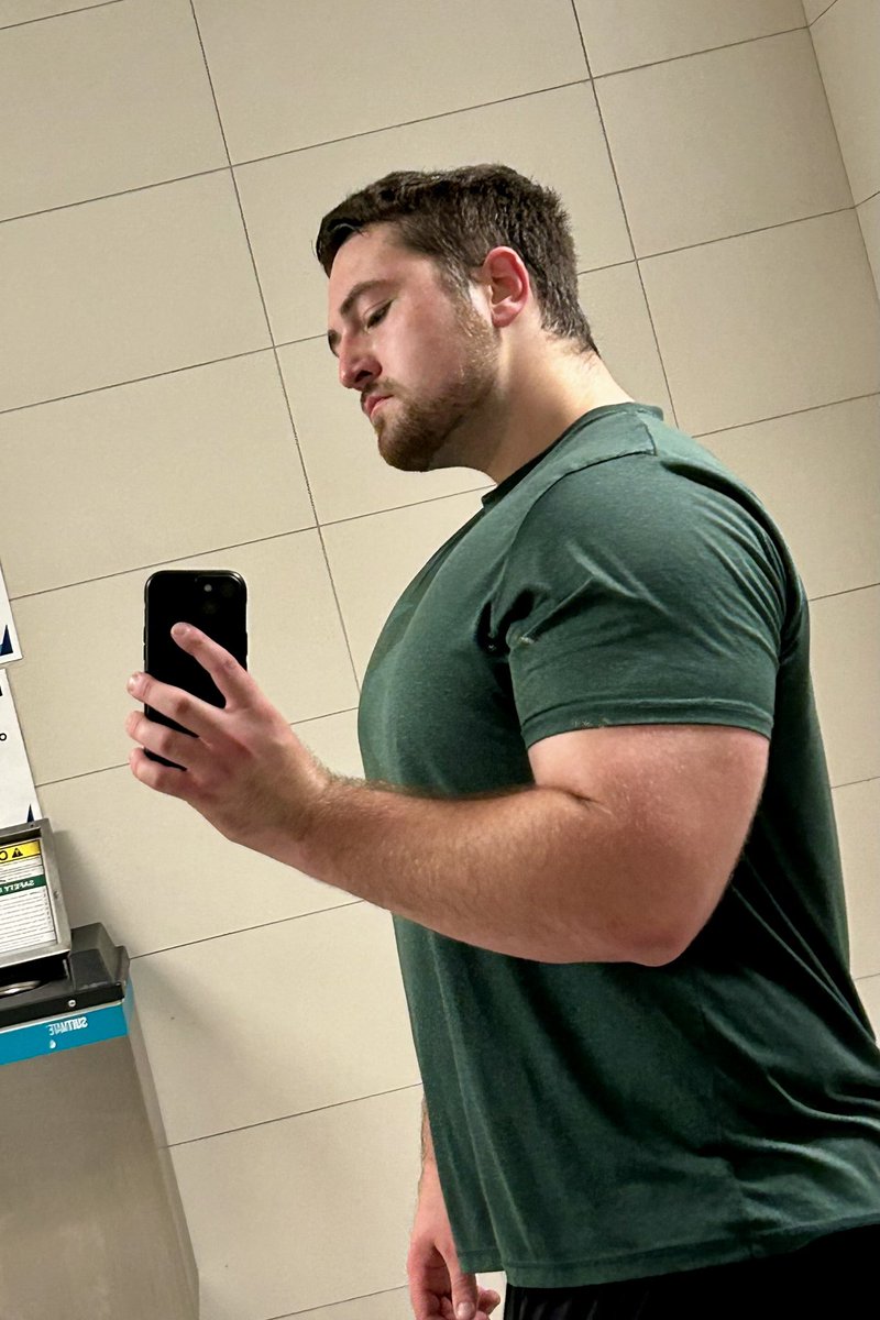 CaelKaleCael's tweet photo. Massage therapist says I need better posture so I guess I’m a chud😭 | #gym #upperbody #liftingboy #gymselfie #gaygym #powerlifting #beefy #progressphotos https://t.co/sOUwy7zLcW