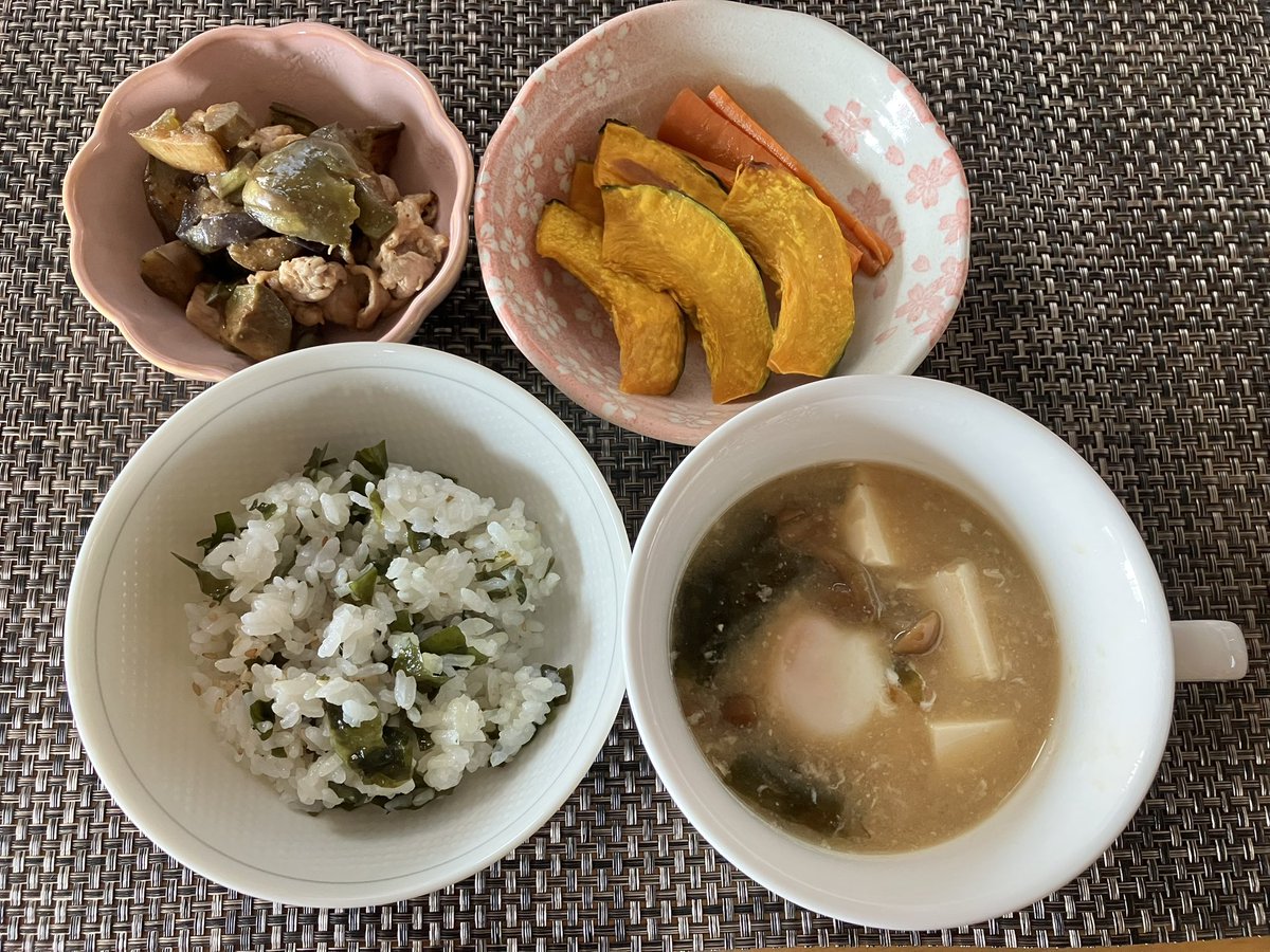 na_22_isyo's tweet photo. ◎お昼ごはん
・わかめごはん（110g）
・なめこ豆腐わかめの味噌汁（卵落とし）
・なすと豚肉の炒め物（100g）
・人参とかぼちゃのロースト

半分でお腹いっぱいになったけど、とりあえず食べ切る。

自炊の方が量は調整できるのにすぐお腹いっぱいになる。
準備する間も脳は食事してるんだろうか？🤔 https://t.co/Osd22s4N46