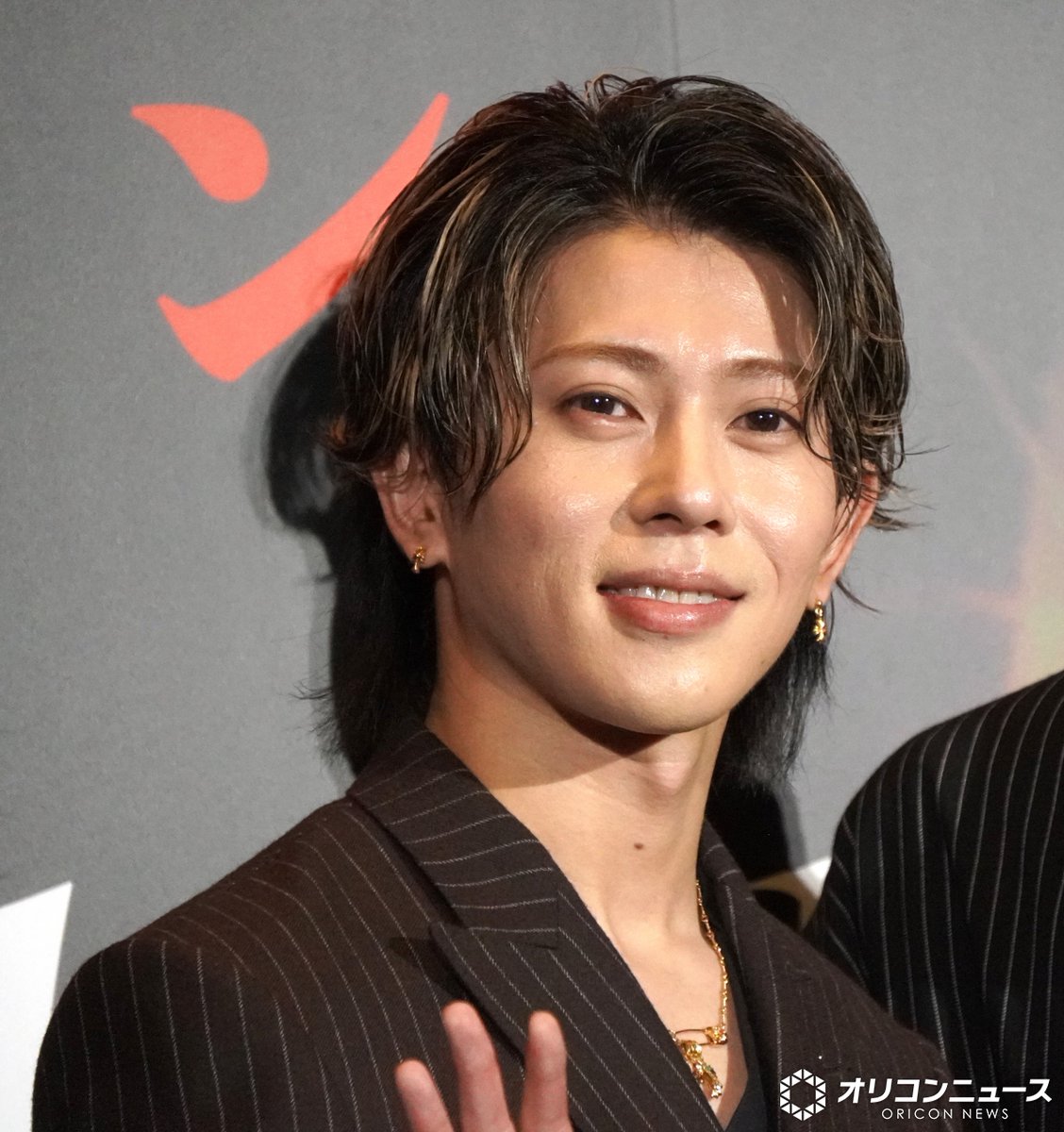 oricon's tweet photo. Aぇ! group末澤誠也は"狂犬"❓️
磯村勇斗＆綾野剛イジりまくる「狂犬・誠也？」
⠀
▼役者としての姿を称賛
「本当に役者・末澤誠也がいました」
https://t.co/Ck89YRmola
⠀
綾野はギャップに驚き＆興味津々
「普段はトーンが明るいのにミステリアス」 https://t.co/ZKRyFQsAwK
