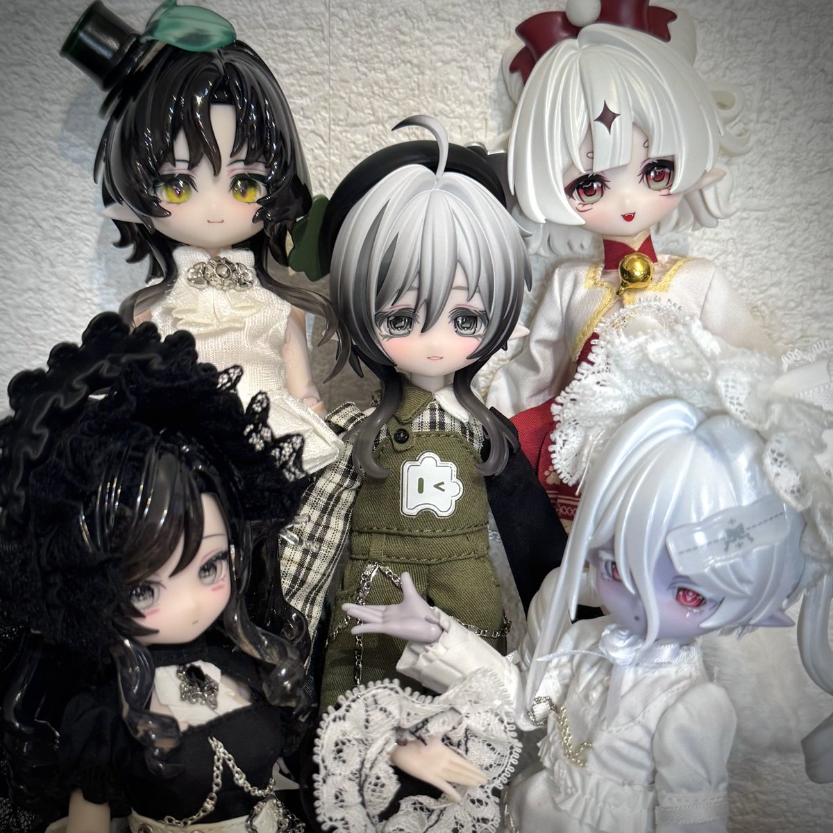 mentdoll's tweet photo. 🐼歴代しろくろミンティ🐼

(🧩ちゃんの色が決められなかったので、白と黒のお姉様方に囲んでもらった)

#come4free #ミンティ https://t.co/Ium4CfQ70B