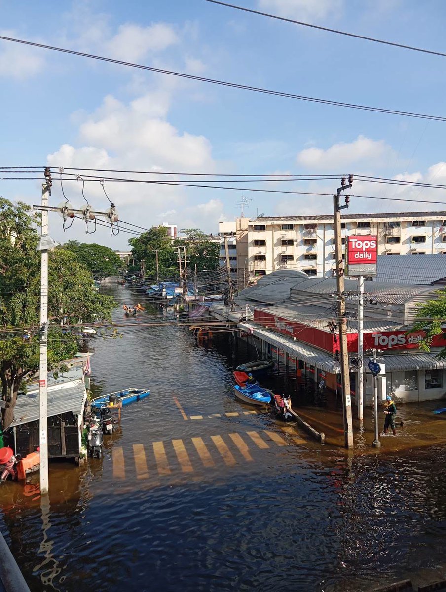 motorwars's tweet photo. สถานการณ์ #น้ำท่วม บริเวณ #สี่แยกบางกะปิ เช้านี้ รถยังไม่สามารถสัญจรได้ 🚫 🚕 https://t.co/ymGBdMfbVW