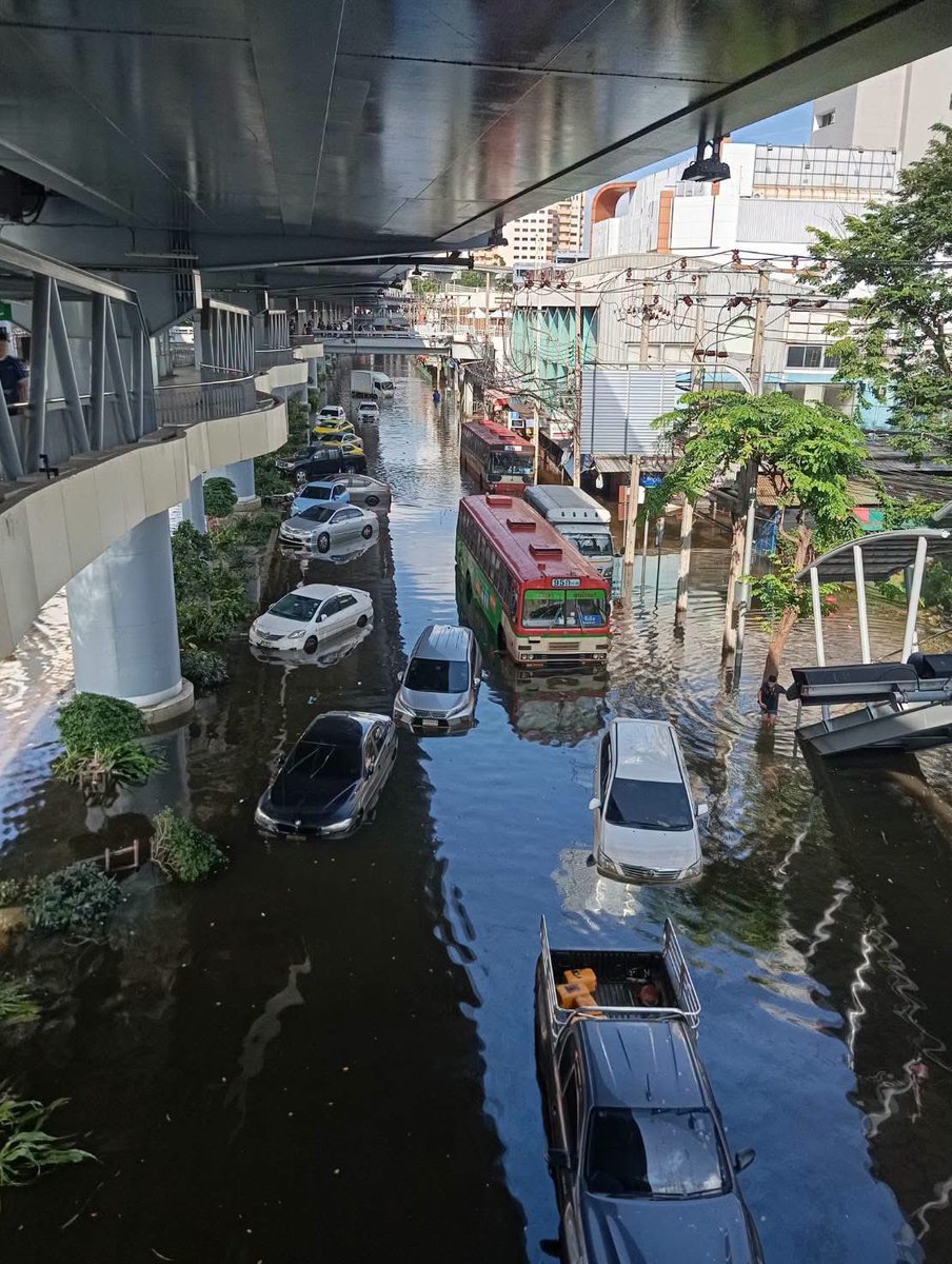 motorwars's tweet photo. สถานการณ์ #น้ำท่วม บริเวณ #สี่แยกบางกะปิ เช้านี้ รถยังไม่สามารถสัญจรได้ 🚫 🚕 https://t.co/ymGBdMfbVW