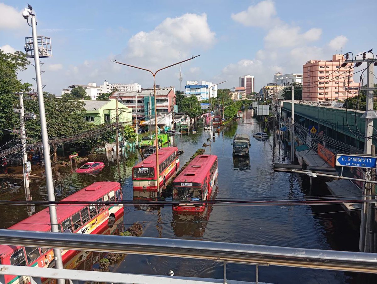 motorwars's tweet photo. สถานการณ์ #น้ำท่วม บริเวณ #สี่แยกบางกะปิ เช้านี้ รถยังไม่สามารถสัญจรได้ 🚫 🚕 https://t.co/ymGBdMfbVW