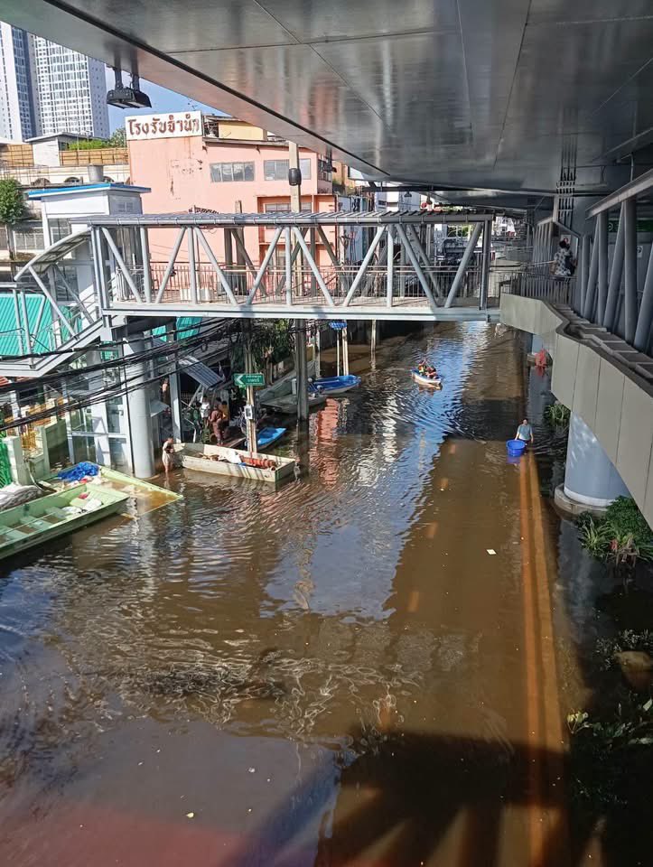 motorwars's tweet photo. สถานการณ์ #น้ำท่วม บริเวณ #สี่แยกบางกะปิ เช้านี้ รถยังไม่สามารถสัญจรได้ 🚫 🚕 https://t.co/ymGBdMfbVW