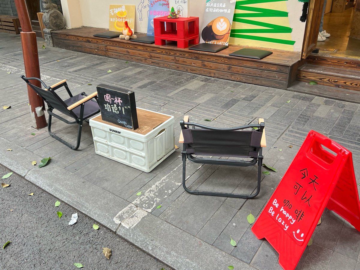 cheong_35's tweet photo. [This morning I accidentally smashed a jar full of hot coffee near the crowded café, making the crowd bustle in a tiny commotion!] https://t.co/y0fNJyYQW9