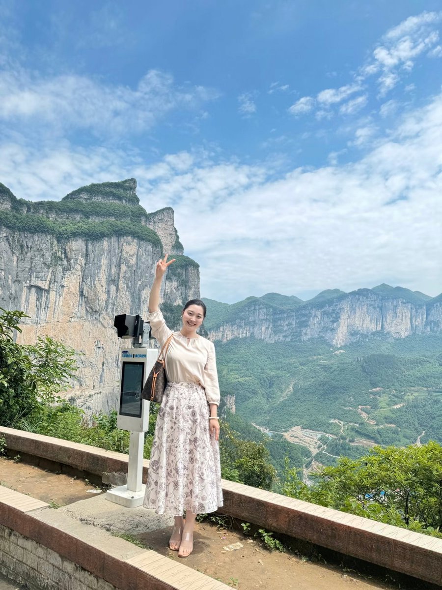 tjsdud0285's tweet photo. “Hiking up the mountain, passing steep cliffs and lush valleys, enjoying every breath of fresh alpine air! ” https://t.co/hCmt85B6KD