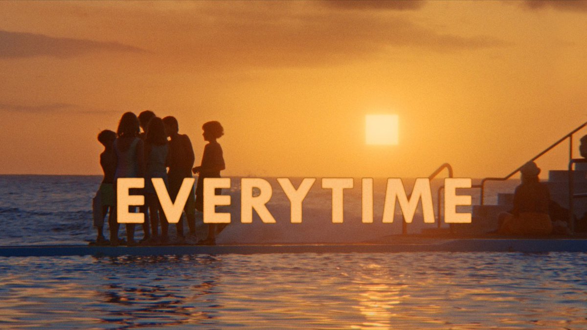 ikejnn's tweet photo. 初期映画から近年の傑作（『ROMA』『ドライブ・マイ・カー』）までを複雑に反響させた構造と、みごとな色彩感覚。

エンディング切り上げの判断で超傑作になり損ねたと私は思うけども、それでもここ数十年の最重要作の一本というIndieWire評には諸手をあげて賛同する。

｜https://t.co/rAq0Ep52v8 https://t.co/dJOyaEILzy
