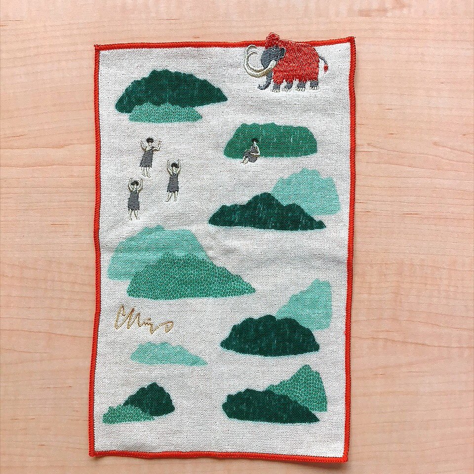 ueda_museumshop's tweet photo. 《morita MiW》
ちいさなポケットハンカチに新しい仲間が増えました🙌道案内ヤタガラス・リッパキバマンモス・渋おじケンタウルス!たたんでポケットに入れるとモチーフがひょっこり顔を出してキュートです♪
#moritaMiW
#上田市立美術館ミュージアムショップ
https://t.co/5bMKVxUaaD https://t.co/SoAdJomU3R