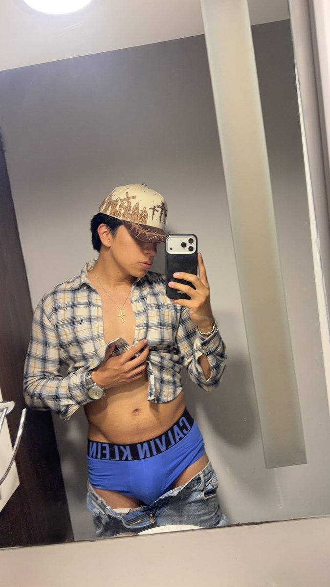 rivkwon's tweet photo. Perdón es q me apretaba el pantalón https://t.co/MpNxb6G1DR