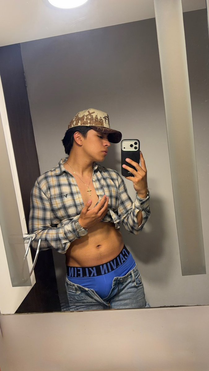 rivkwon's tweet photo. Perdón es q me apretaba el pantalón https://t.co/MpNxb6G1DR