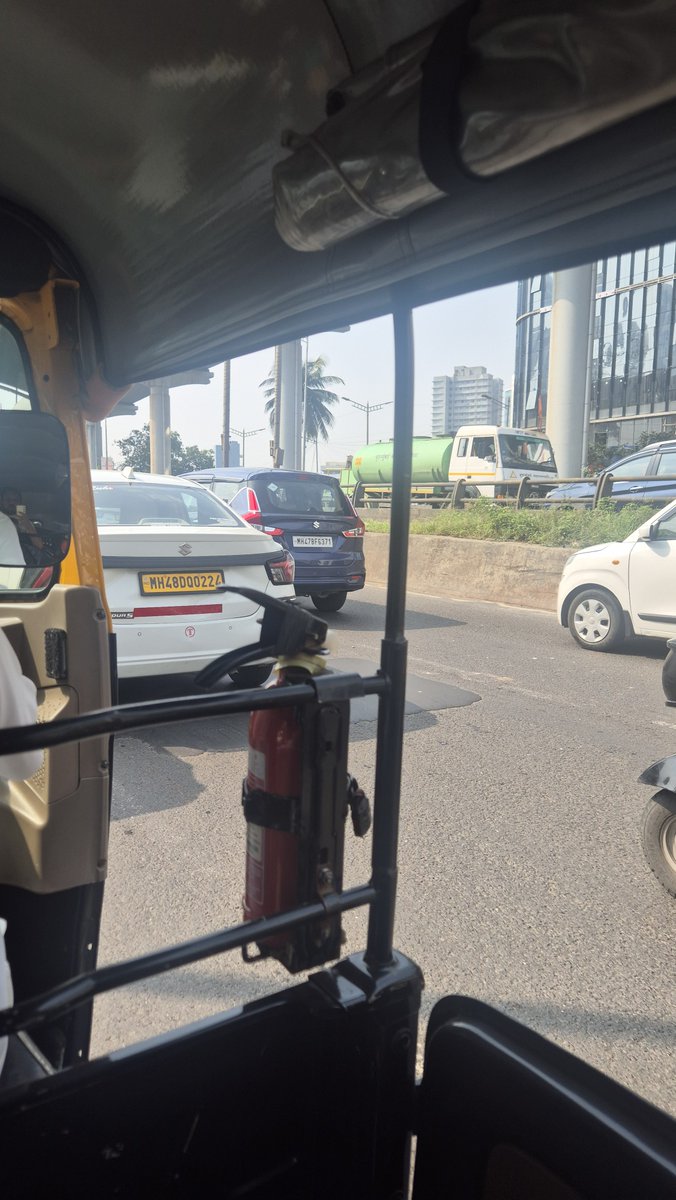 krupesh_raut's tweet photo. Morning Traffic 

Nothing to do 

Lets connect who else stuck in traffic ? https://t.co/I4whn9pYuQ