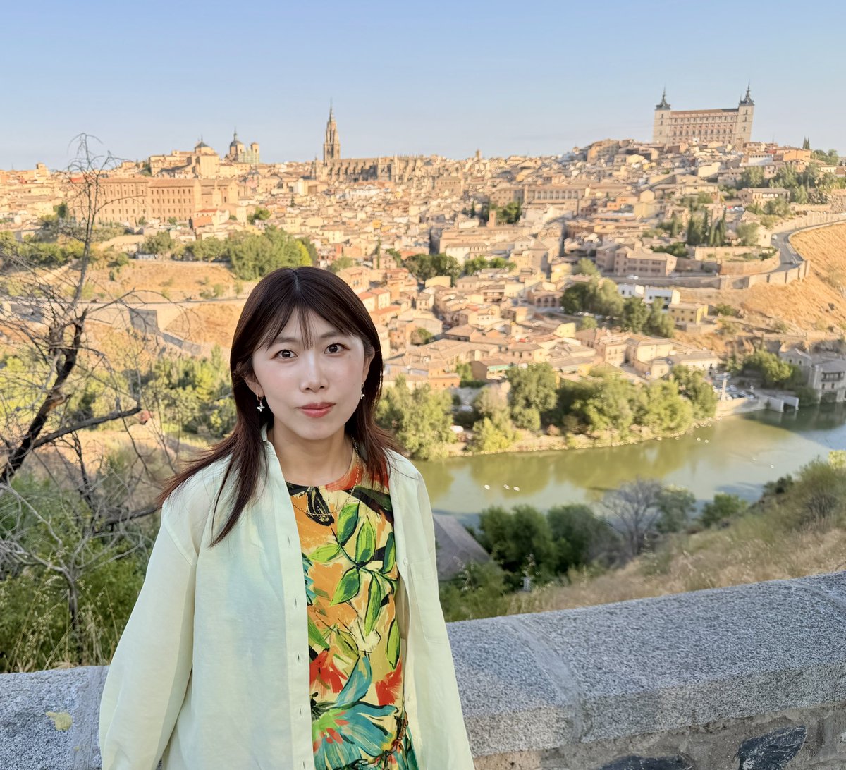 luna_yumi's tweet photo. 先週マドリードより帰国しました🇪🇸
帰国直後から重めの座談会、トークイベント出演、講座…と��涛で、その間SNSが動かせなくなってしまったのですが、今週から少しずつ通常に戻って告知をしたり、お喋りになります🌟
10月以降は、選考の仕事と原稿が目白押し！頑張ります！（古都トレドの風景と共に） https://t.co/D2Dru9YxL0
