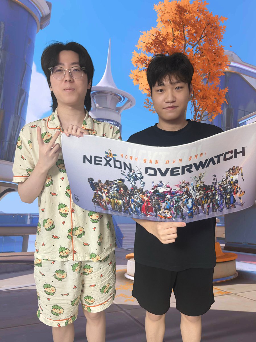 ZANSIDEGAMING's tweet photo. Nexon X Overwatch 로부터 한가득 도착한 오버워치 굿즈 언박싱🎁✨

멋진 선물 보내주셔서 감사합니다 💛

※ 이번 언박싱은 숙소 배경 이슈로 예상치 못한 부산에서 진행되었습니다..🙏 https://t.co/5cNJchMbDs