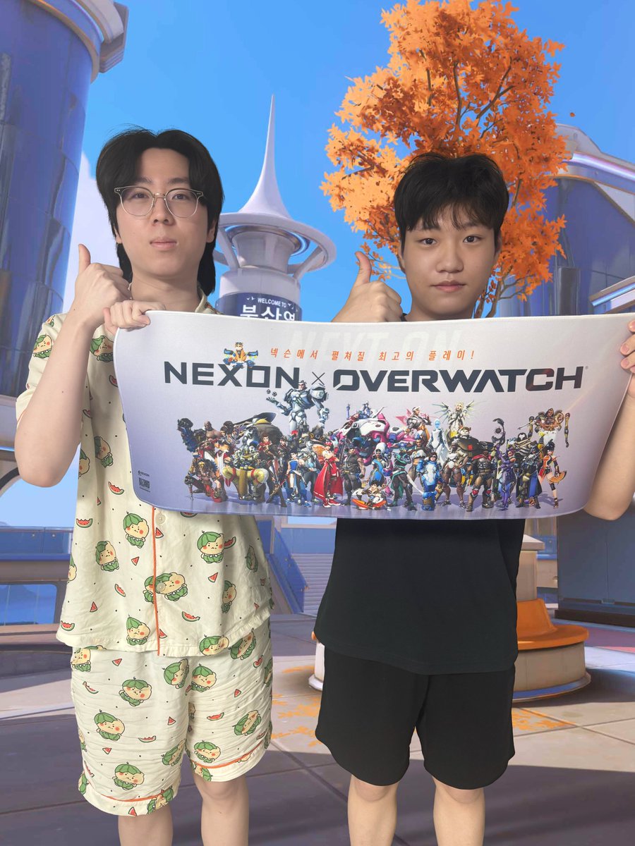 ZANSIDEGAMING's tweet photo. Nexon X Overwatch 로부터 한가득 도착한 오버워치 굿즈 언박싱🎁✨

멋진 선물 보내주셔서 감사합니다 💛

※ 이번 언박싱은 숙소 배경 이슈로 예상치 못한 부산에서 진행되었습니다..🙏 https://t.co/5cNJchMbDs