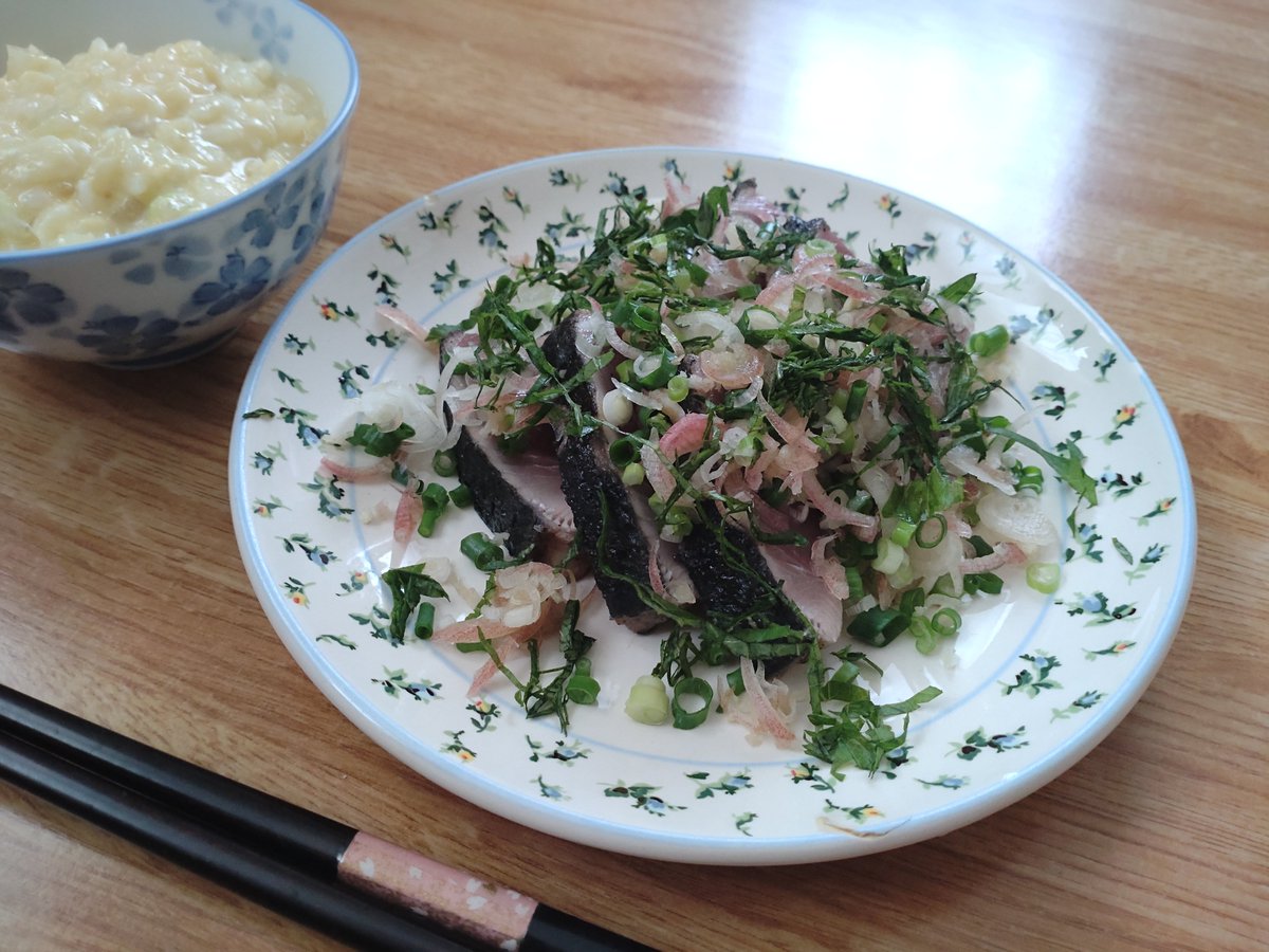 hii_mama's tweet photo. 今日のお昼は、かつおのタタキ。ご飯も食べたくて、玉子のおじやを作った。昨晩、冷えて熟睡出来なかったので、やや弱ってる。私は寒がりさん(⁠ㆁ⁠ω⁠ㆁ⁠)笑　#家庭料理　#小料理ひろ　#昼ごはん　#おひとり様 https://t.co/tMf0SxoL0r