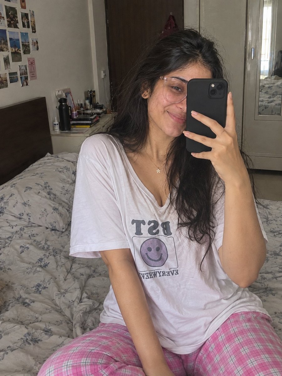 moonxsiddhi's tweet photo. Cute enough to cause a little trouble before breakfast ๐๐ซฃ
#MorningMood #MorningSelfie #Selfie #GoodMorning #JustMe #MessyHair #CozyVibes #BedroomSelfie #DailyVibes #India #USA #SriLanka #Bangladesh #Pakistan #Europe #XIndia #XWorldwide https://t.co/6NVEUI6WIB