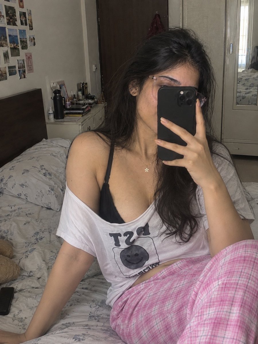 moonxsiddhi's tweet photo. Cute enough to cause a little trouble before breakfast ๐๐ซฃ
#MorningMood #MorningSelfie #Selfie #GoodMorning #JustMe #MessyHair #CozyVibes #BedroomSelfie #DailyVibes #India #USA #SriLanka #Bangladesh #Pakistan #Europe #XIndia #XWorldwide https://t.co/6NVEUI6WIB