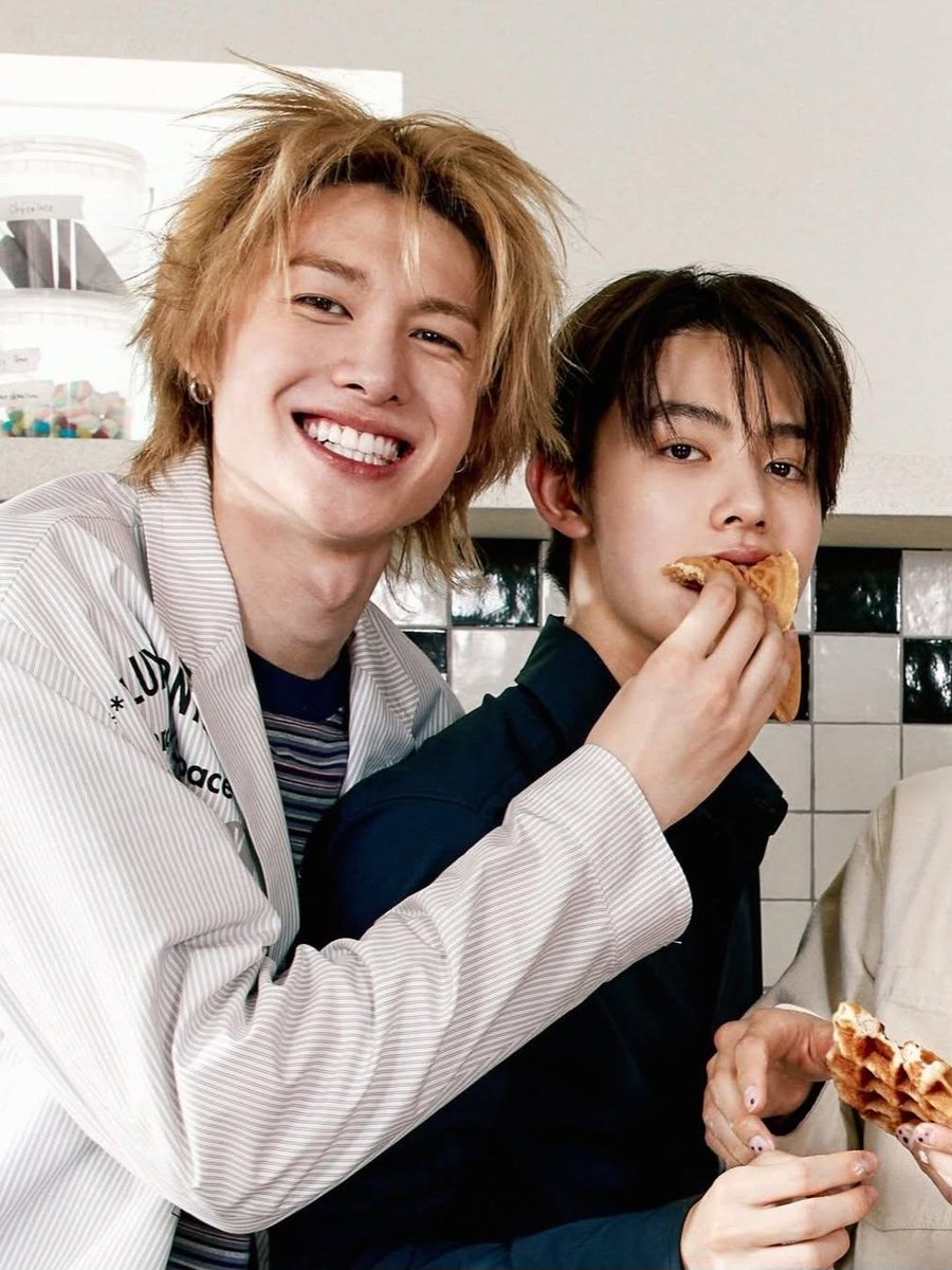 prodzmartin's tweet photo. just shoving food into their faces https://t.co/lGrtqFxk93