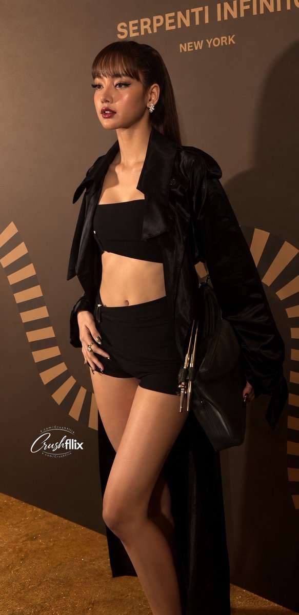 CrushFllix's tweet photo. Nobody does it quite like her, She is THAT girl 😮‍💨

LISA in this look, ABSOLUTE GODDESS https://t.co/9iz2OsIJal