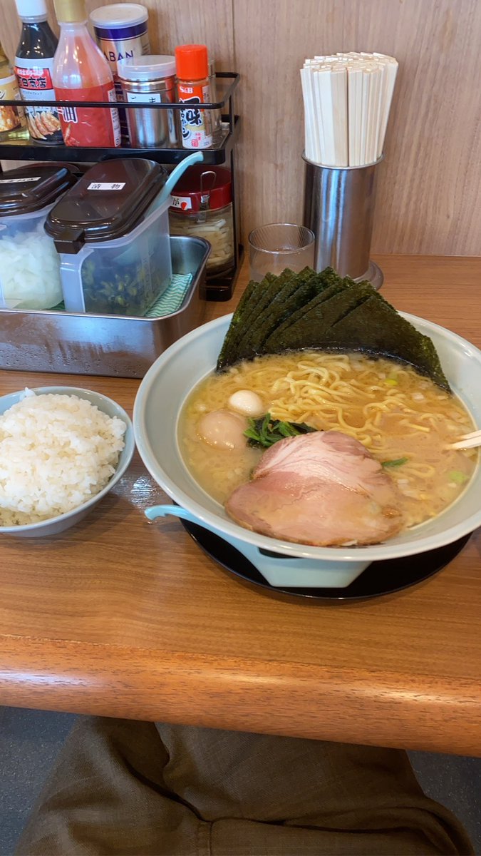 147en's tweet photo. 間違えて特大ラーメン大ライスを頼んでしまい無事死亡
町田商店何回か来てるけど俺はどういう流れで大ラーメンの麺増しの食券を買ったのかわからない
ニトリ行って嫁の買い物済ませないと行けないのに動けないよ
あんなでかいドンブリ久しぶりに見たわ https://t.co/TRQMlMsrS5