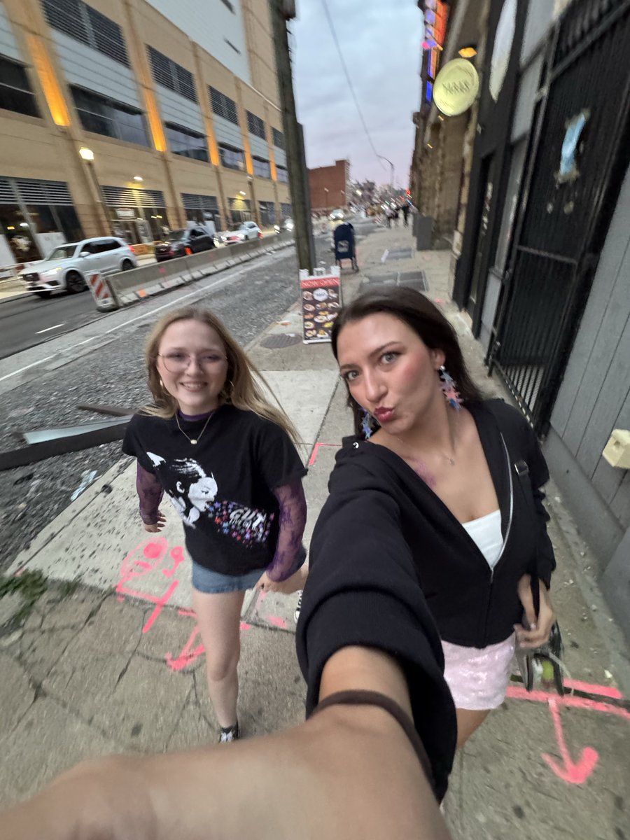 ithinkhedjos's tweet photo. Went to the unraveled tour tonight if anyone cares https://t.co/xaBsRArhKw