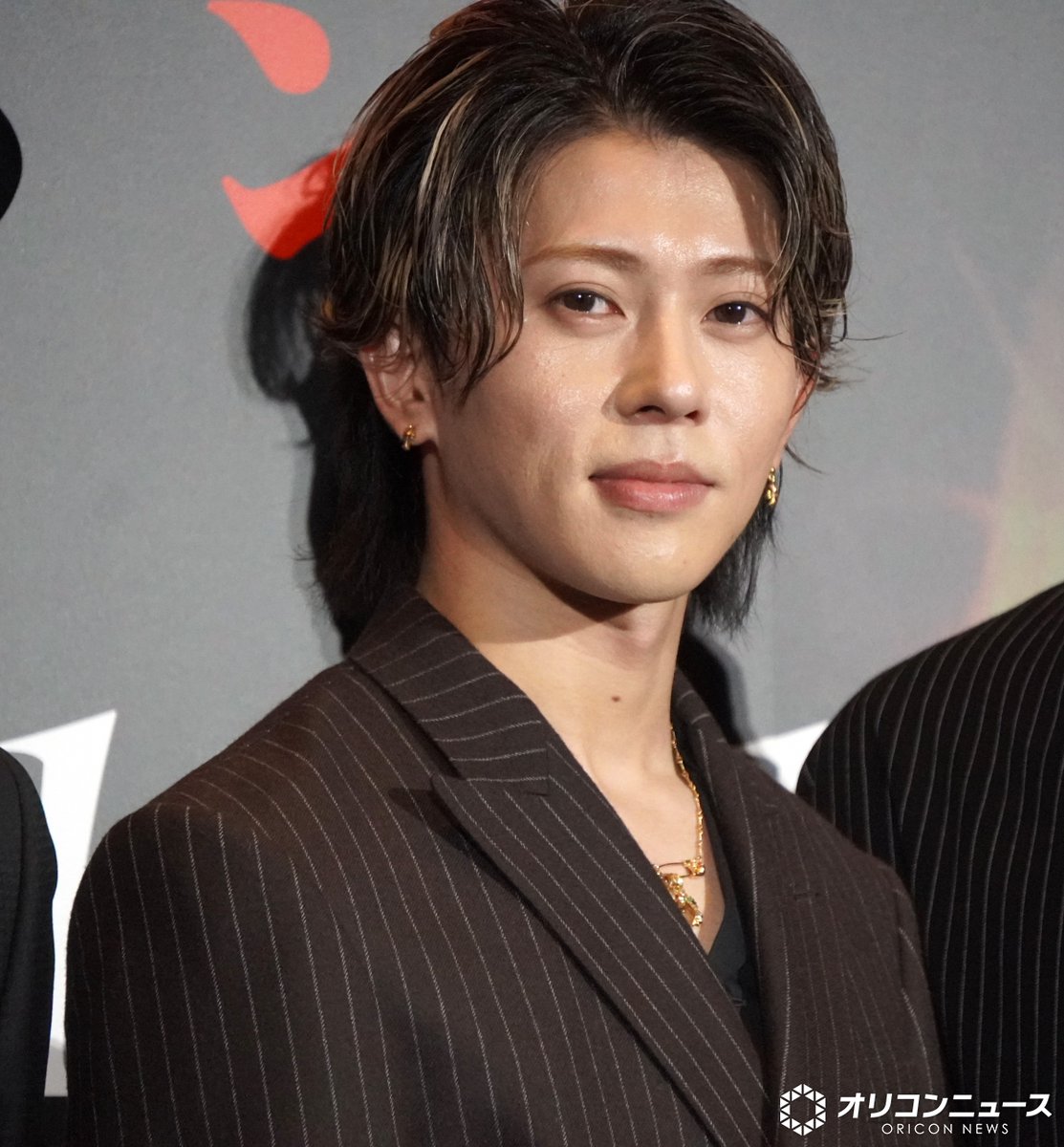 oricon's tweet photo. Aぇ! group末澤誠也、“土下座”を猛練習💥
「土下座って種類があるんだなと…」
多彩なレパートリーを綾野剛が絶賛「最高」
https://t.co/sOfxapoeXm
⠀
綾野＆磯村勇斗が笑ってしまいNGに
末澤「ちょっと先輩！」→先輩2人が謝罪 https://t.co/3ikvwE5vBs