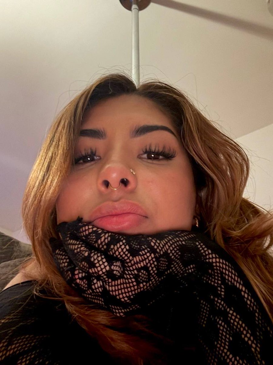 angieguzman0's tweet photo. que aburrida está la noche y yo bien horny https://t.co/sKgE6ETOap