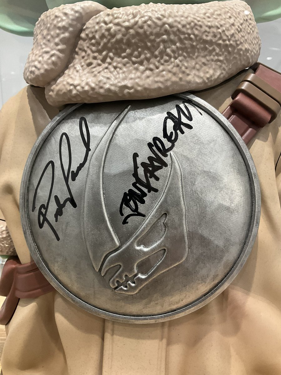 starwarsweblog's tweet photo. 「STAR WARS STORE by BENELIC 池袋パルコ店」には、『スター・ウォーズ／マンダロリアン・アンド・グローグー』監督のジョン・ファヴローと、ディン・ジャリンを演じたペドロ・パスカルのサインが入ったグローグーが展示されています！
#スターウォーズストア #STARWARSSTORE https://t.co/c56GOJpmJo