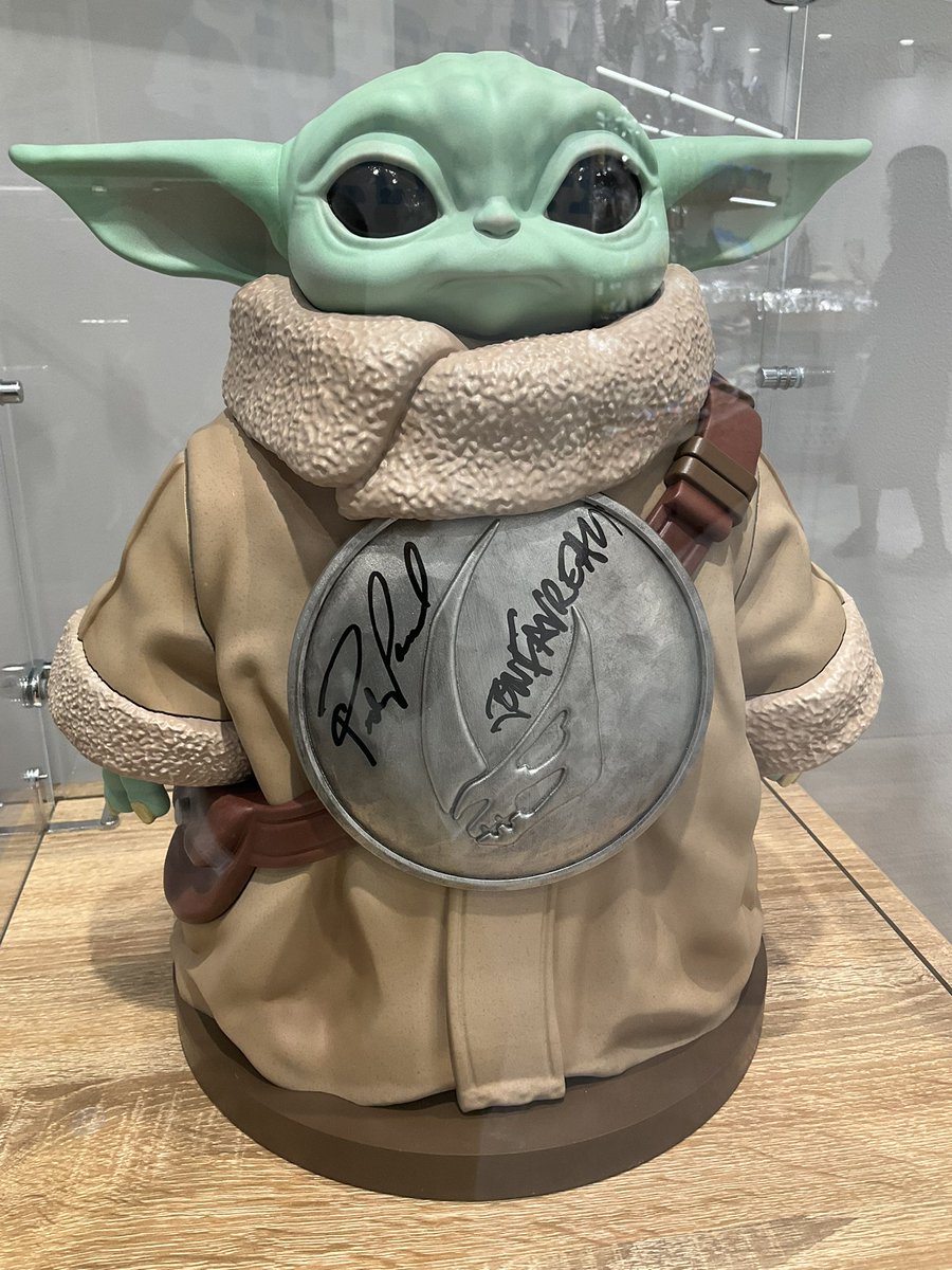 starwarsweblog's tweet photo. 「STAR WARS STORE by BENELIC 池袋パルコ店」には、『スター・ウォーズ／マンダロリアン・アンド・グローグー』監督のジョン・ファヴローと、ディン・ジャリンを演じたペドロ・パスカルのサインが入ったグローグーが展示されています！
#スターウォーズストア #STARWARSSTORE https://t.co/c56GOJpmJo