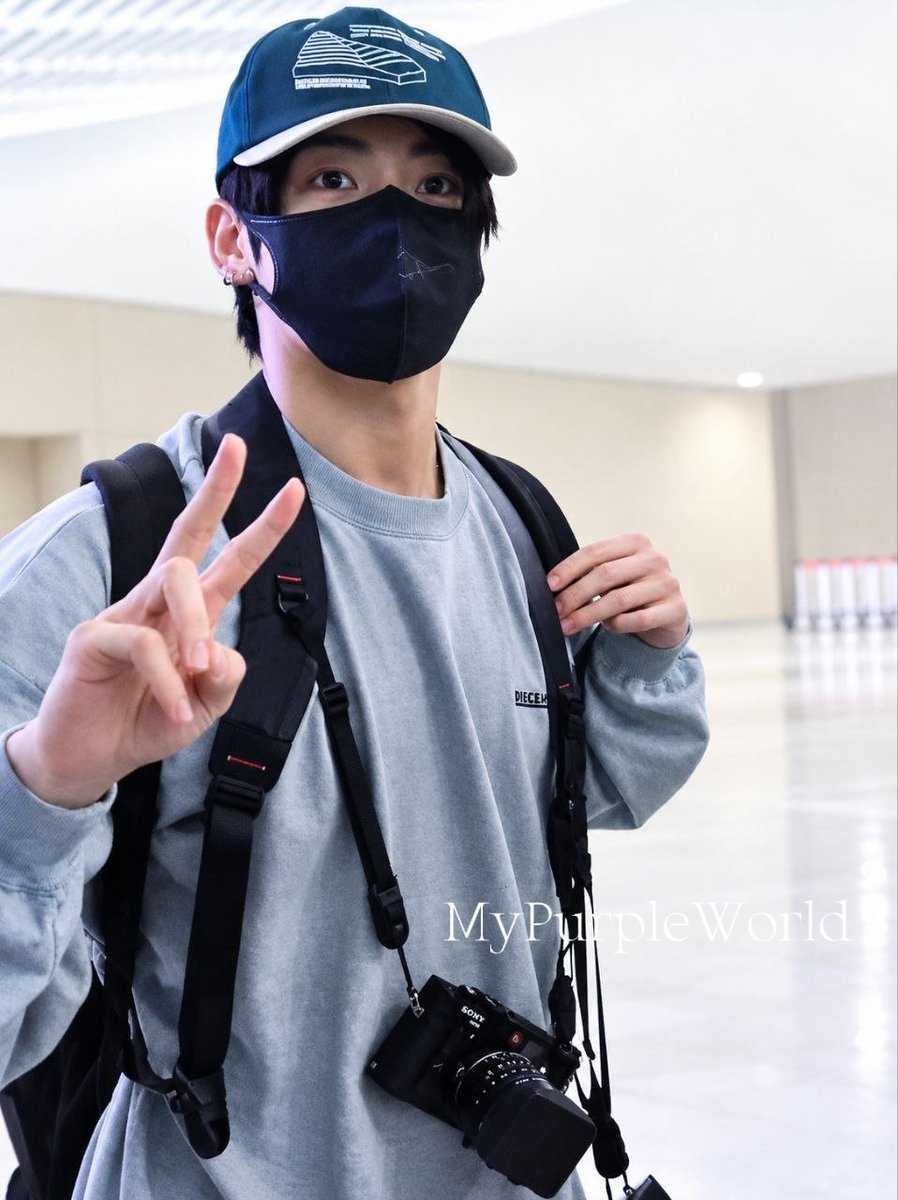 ElenaNelip27904's tweet photo. HAVE A SAFE FLIGHT ✈️ 

#JUNGKOOK #JK #BTS_WORLDTOUR_ARİRANG https://t.co/x6AX9DHw1X