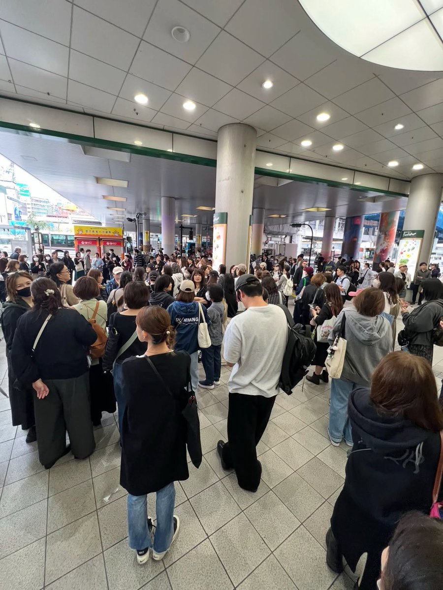 taeguide's tweet photo. Japanese fans gathered outside the Nothing store in Shibuya for the special edition Taehyung x Nothing posters 

#TAEHYUNGxNOTHING https://t.co/UrKVQT2gsl