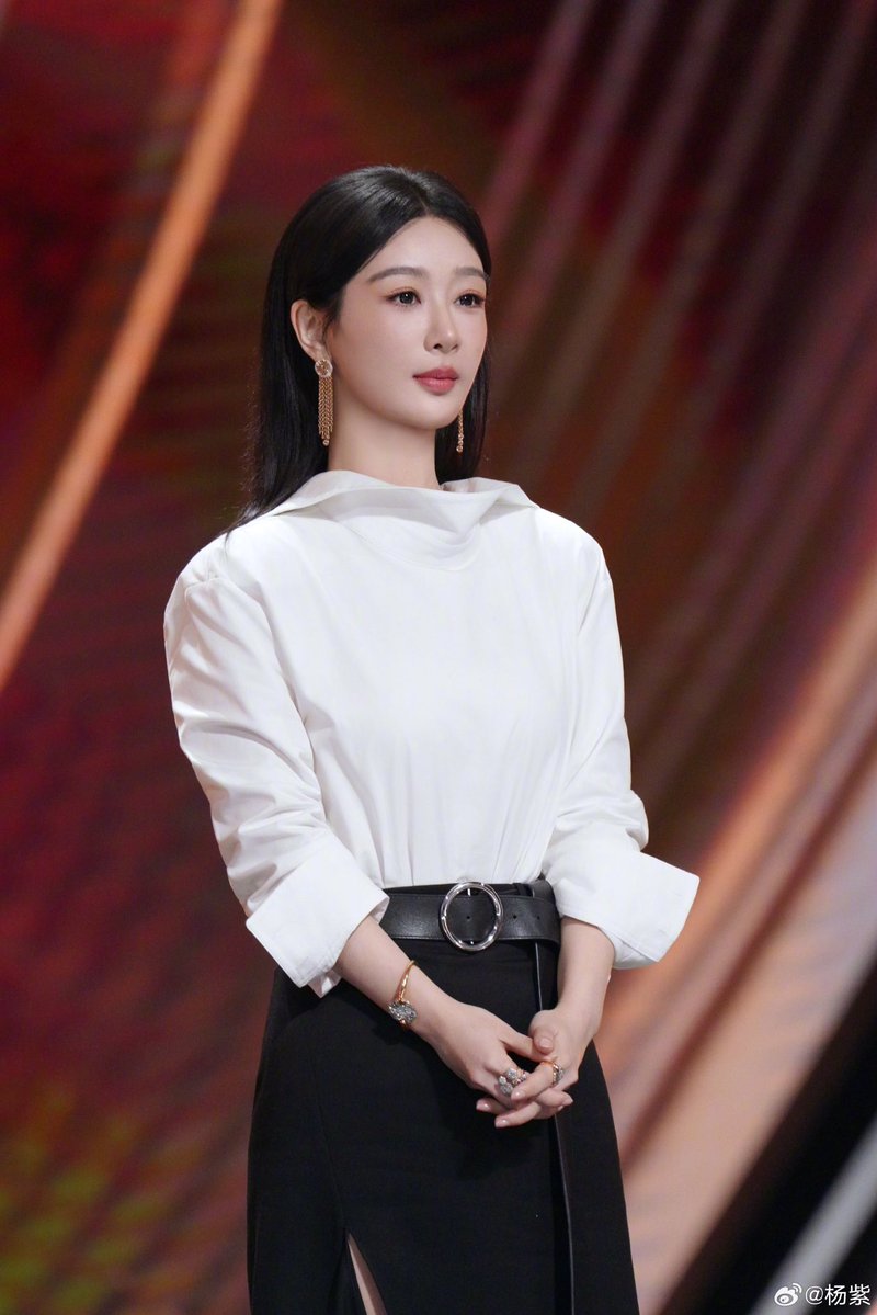 ailuros_san's tweet photo. #หยางจื่อ แชร์โพสหลังงาน Golden Eagle Awards ครั้งที่ 33

‘ได้ยืนอยู่บนเวทีนี้อีกครั้ง ให้เรื่องราวของไป๋จวี๋และ #ต้นไม้แห่งชีวิต (#BornToBeAlive) เป็นที่ประจักษ์แก่สายตาทุกคน การได้มีค่ำคืนที่แสนอบอุ่น ซาบซึ้ง และมีความสุขเช่นนี้ เป็นสิ่งพิเศษล้ำค่ามากๆ แล้ว
#YangZi #杨紫 https://t.co/CBzr2I7jqc