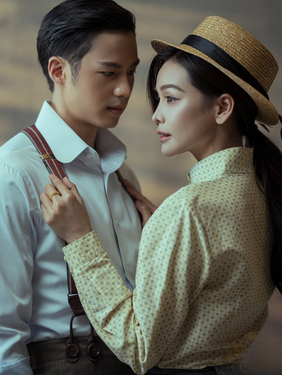 LookAround_TH's tweet photo. “อิงฟ้า-แบงค์ ธิติ” จับมือแกะรอยคดีมรณะ เปิดเกมล่าความจริงใน “สำรับฆาตกร Murder In The Kitchen”  29 ก.ย.นี้ ทาง TrueVisions NOW

🔗 https://t.co/anrqXDdAfm

#สำรับฆาตกร 
#อิงฟ้าวราหะ #Engfahwaraha 
#แบงค์ธิติ
#MurderInTheKitchen
#TrueVisionsNOW
#TrueVisionsNOWOriginal

เตรียมเปิดสำรับที่ไม่ได้เสิร์ฟแค่ความอร่อย แต่ซ่อนทั้งปริศนา ความลับ และคดีฆาตกรรม กับ “สำรับฆาตกร Murder In The Kitchen” ซีรีส์ TrueVisions NOW Original แนวพีเรียดสืบสวนเรื่องใหม่ที่หยิบ “อาหาร” มาเป็นกุญแจสำคัญในการแกะรอยความจริง ผลิตโดย บริษัท ชลลัมพี โปรดั๊กชั่น จำกัด จากผู้จัด ต้น–ณฐนนท์ ชลลัมพี และผู้กำกับการแสดง วุ้น–ทรงศักดิ์ มงคลทอง
นำโดย อิงฟ้า วราหะ และ แบงค์–ธิติ มหาโยธารักษ์ ประกบคู่กันเป็นครั้งแรก ร่วมด้วยนักแสดงมากฝีมือ ป๊อก–ปิยธิดา มิตรธีรโรจน์, โอ๊ต–วรวุฒิ นิยมทรัพย์, พิ้งกี้–สาวิกา ไชยเดช, เป็นไต๋–นัฐนิช ประดิษฐาน และ วีนา–ปวีนา ซิงห์ ฯลฯ 

เรื่องราวเริ่มต้นในปี 2455 หลังประกาศเลิกทาส เกิดคดีฆาตกรรมต่อเนื่อง เมื่อ “ความอร่อย” ถูกใช้เป็นอาวุธ หลวงอัศวิน(แบงค์-ธิติ) นายตำรวจหนุ่ม จึงร่วมมือกับ นลิน(อิงฟ้า) หญิงสาวสูงศักดิ์ผู้เชี่ยวชาญด้านอาหาร เพื่อไขปริศนามรณะ ก่อนพบว่าคดีเหล่านี้อาจเชื่อมโยงกับอดีตของนลินและ น้อย(ป๊อก-ปิยธิดา) แม่ที่พลัดพรากจากกันตั้งแต่ยังเด็ก

เตรียมแกะรอยทุกเบาะแส และล่าความจริงไปพร้อมกันกับ ซีรีส์ TrueVisions NOW Original “สำรับฆาตกร Murder In The Kitchen” ทุกวันอังคาร เวลา 19.00 น. ทาง TrueVisions NOW เท่านั้น เริ่มตอนแรก 29 กันยายนนี้