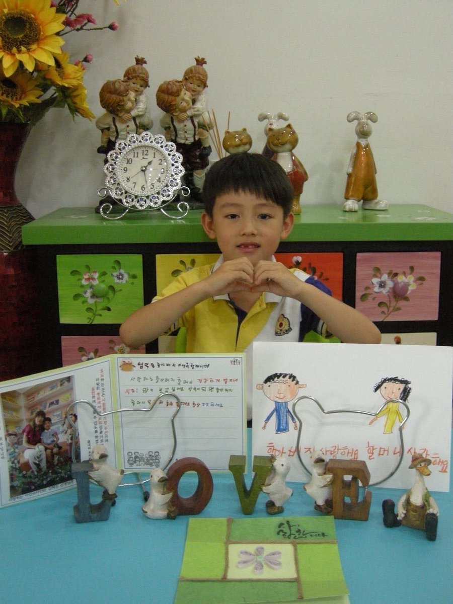 seanvrs's tweet photo. ternyata foto kecil seonghyeon yg ini dia bikin surat &amp; gambar untuk kakek neneknya yg isinya :

"untuk kakek &amp; nenek tercinta, semoga kalian selalu sehat &amp; bahagia! aku sangat merindukan kalian. saat liburan aku pasti akan datang mengunjungi kalian, tolong sehat selalu"

(cmiiw) https://t.co/efpyrvj0YS