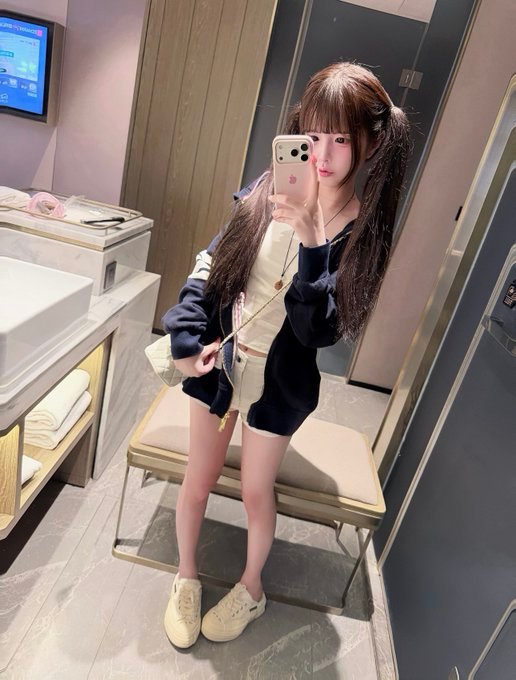 uXvQhgIwFJAUm1n's tweet photo. 新人刚玩x…..真给看

有人想锐评一下我16岁福嘛 🥹   

看完不许瞎说，赶紧看，我要删了

真没有🚪 https://t.co/SxkU90FKDy